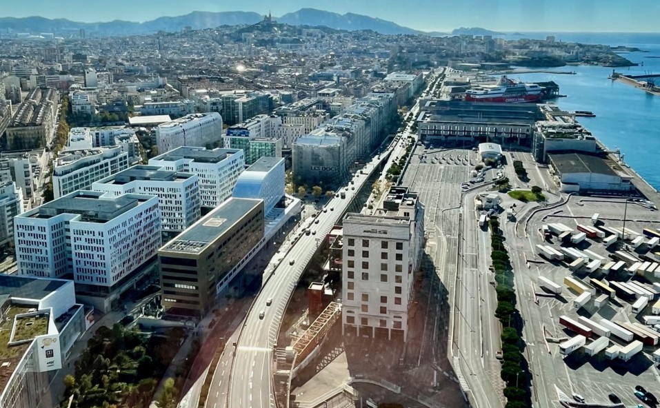 Le marché tertiaire reste en plein marasme au premier semestre 2024 © JP
