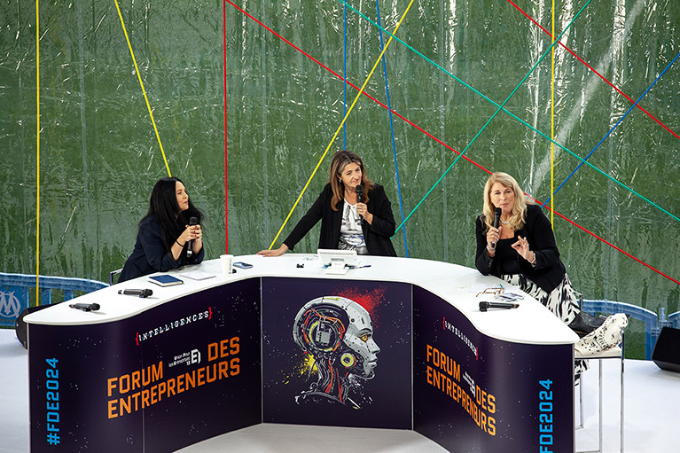 A gauche, Elsa Godart, philosophe. A droite,  Laurence Devillers, professeure et chercheuse en IA © Thierry Vaudé