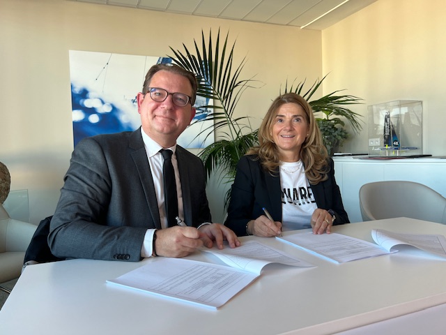 Signature de la convention portant création du FCPR « PME Méditerranée » entre Sabine Calba, directrice générale de Banque Populaire Méditerranée et Christophe Deldycke, président de Turenne Groupe. ©LM