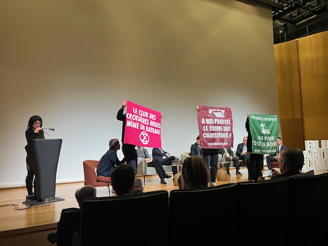 Le collectif Stop Croisières lors de son irruption sur la scène du Blue Maritime Summit. © LM Le collectif Stop Croisières lors de son irruption sur la scène du Blue Maritime Summit. © LM