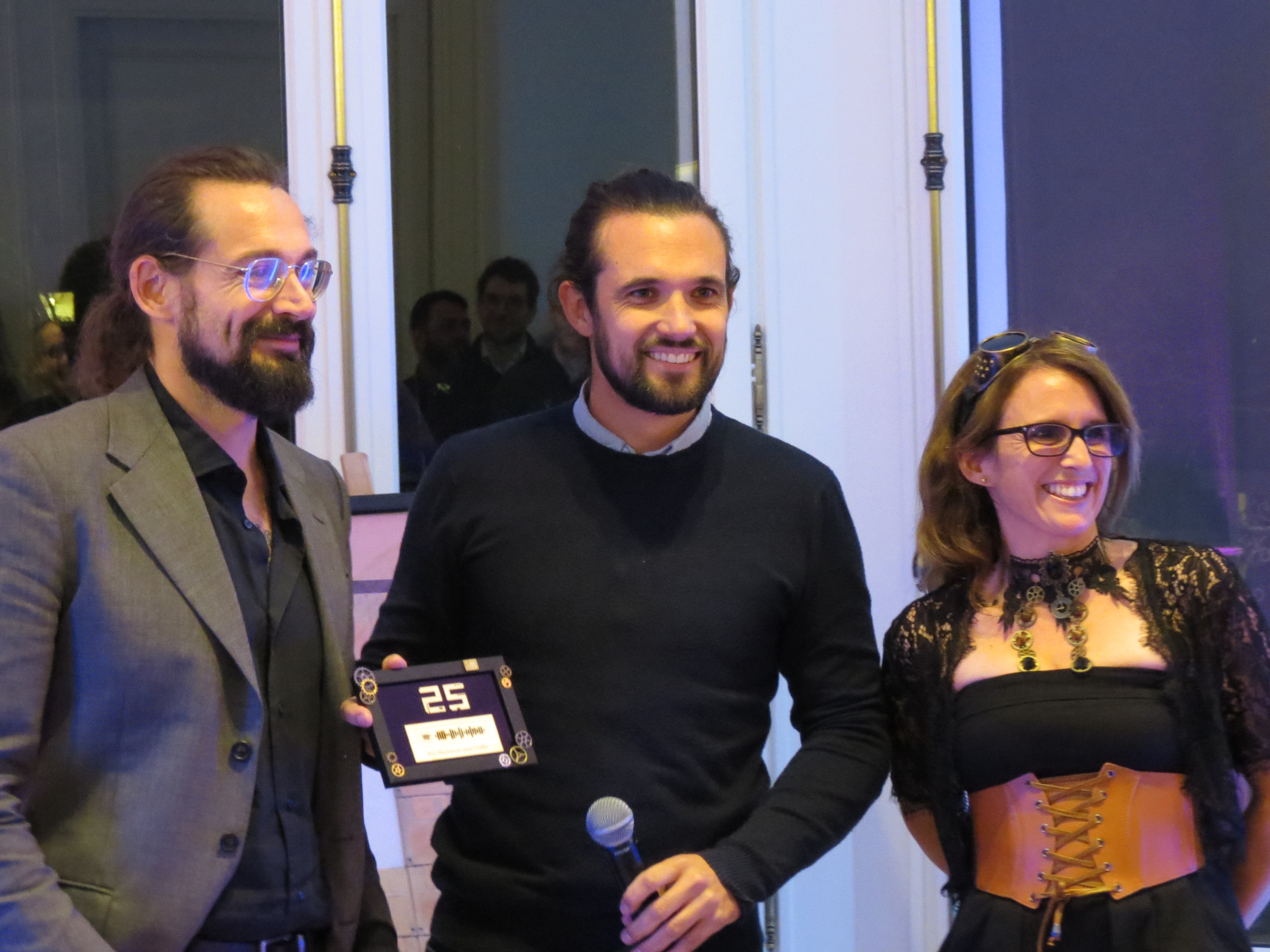 Christophe Hugon (Ville de Marseille) et Céline Souliers (Directrice Incubateur) ont salué la ténacité d'Anton Fert dans son projet Tchek. (Photo JC Barla)