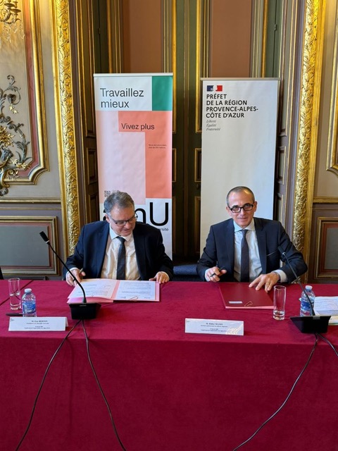 Éric Berton, président d’Aix Marseille Université et Didier Mamis, secrétaire général pour les affaires régionales, lors de la signature de l'accord. © DR