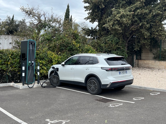 Cinq superchargeurs électriques accessibles H24 ont été installés à l'entrée de la concession Odicée sur la zone des Milles à Aix-en-Provence. ©NBC Cinq superchargeurs électriques accessibles H24 ont été installés à l'entrée de la concession Odicée sur la zone des Milles à Aix-en-Provence. ©NBC