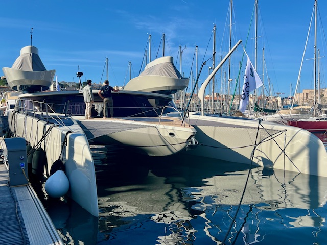 Sorti des chantiers navals lorientais Ocean Développement, le MODX70, éco-catamaran de nouvelle génération, a effectué sa première escale à Marseille. ©NBC