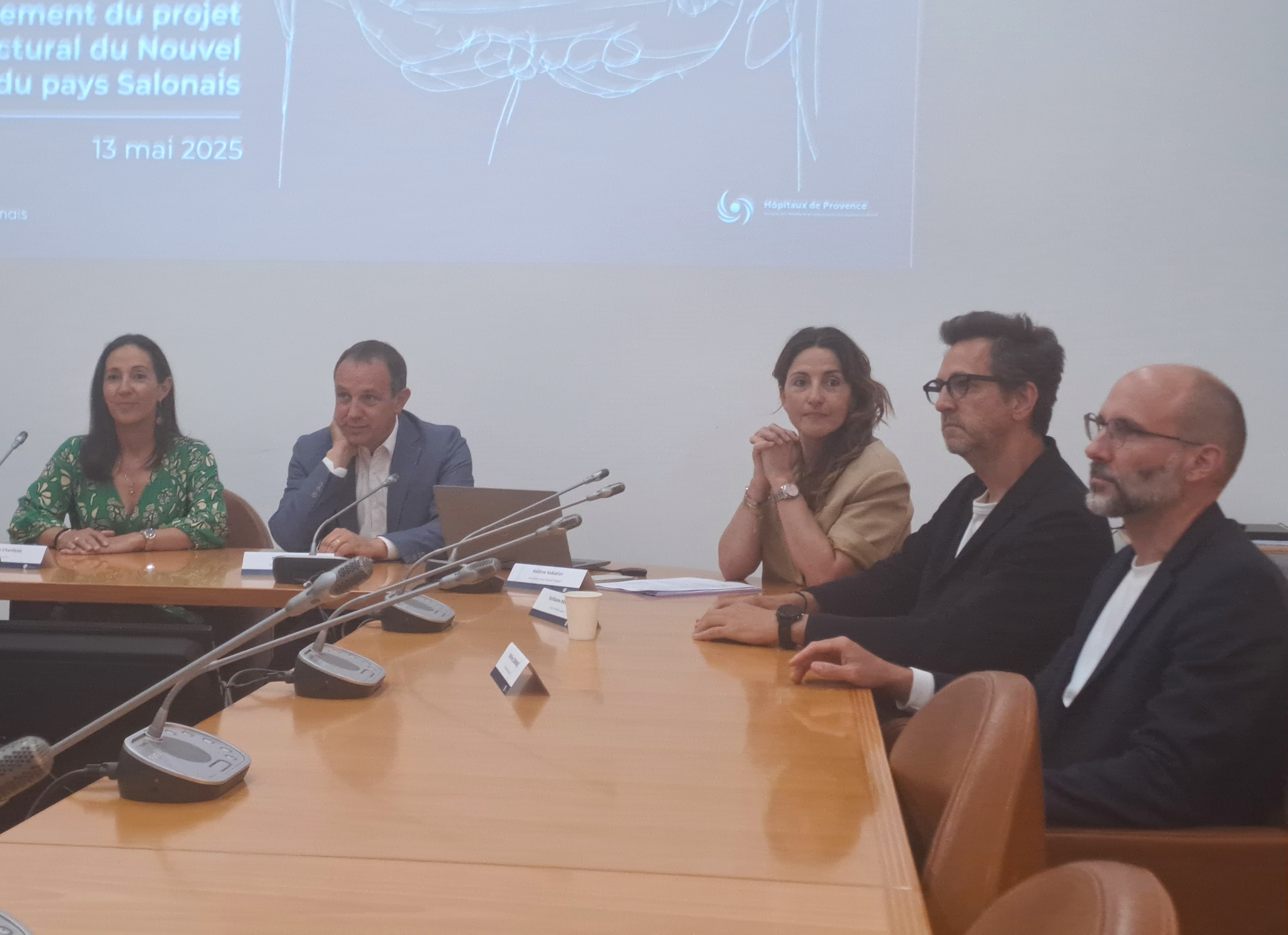 Marie Chardeau, Nicolas Isnard, Hélène Sabatier et les architectes Guillaume Baraïbar et Mathieu Cabannes détaillent l'approche choisie pour le futur hôpital (Photo JC Barla)