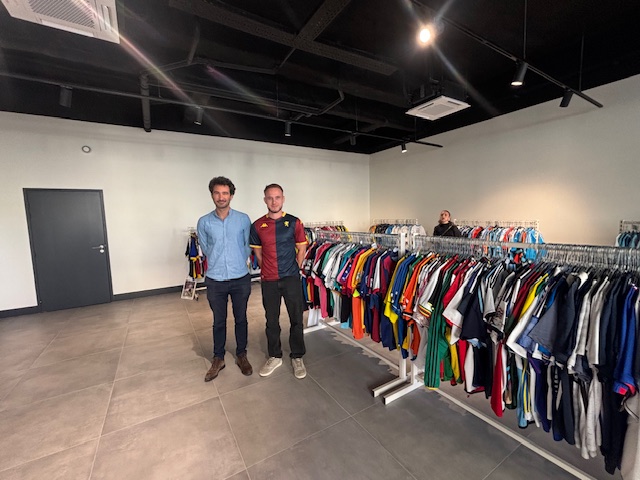 Mathieu Grandjean et Paul Jung de Vintage Football Area, au pop-up store sur la Canebière. © FB
