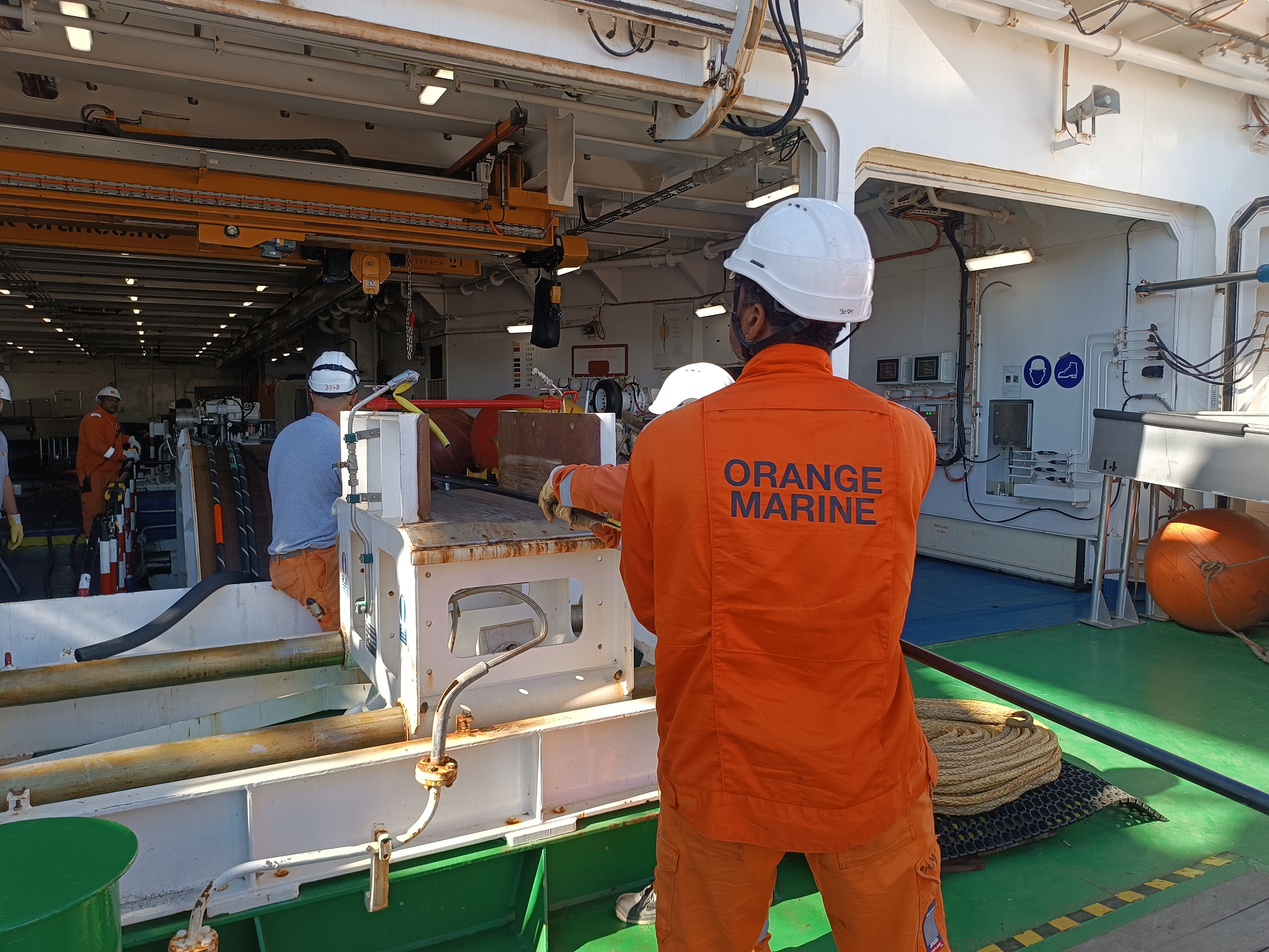Sur le pont du navire, les employés d'Orange Marine sont en train de réaliser les derniers préparatifs en vue du prochain voyage.  © MF