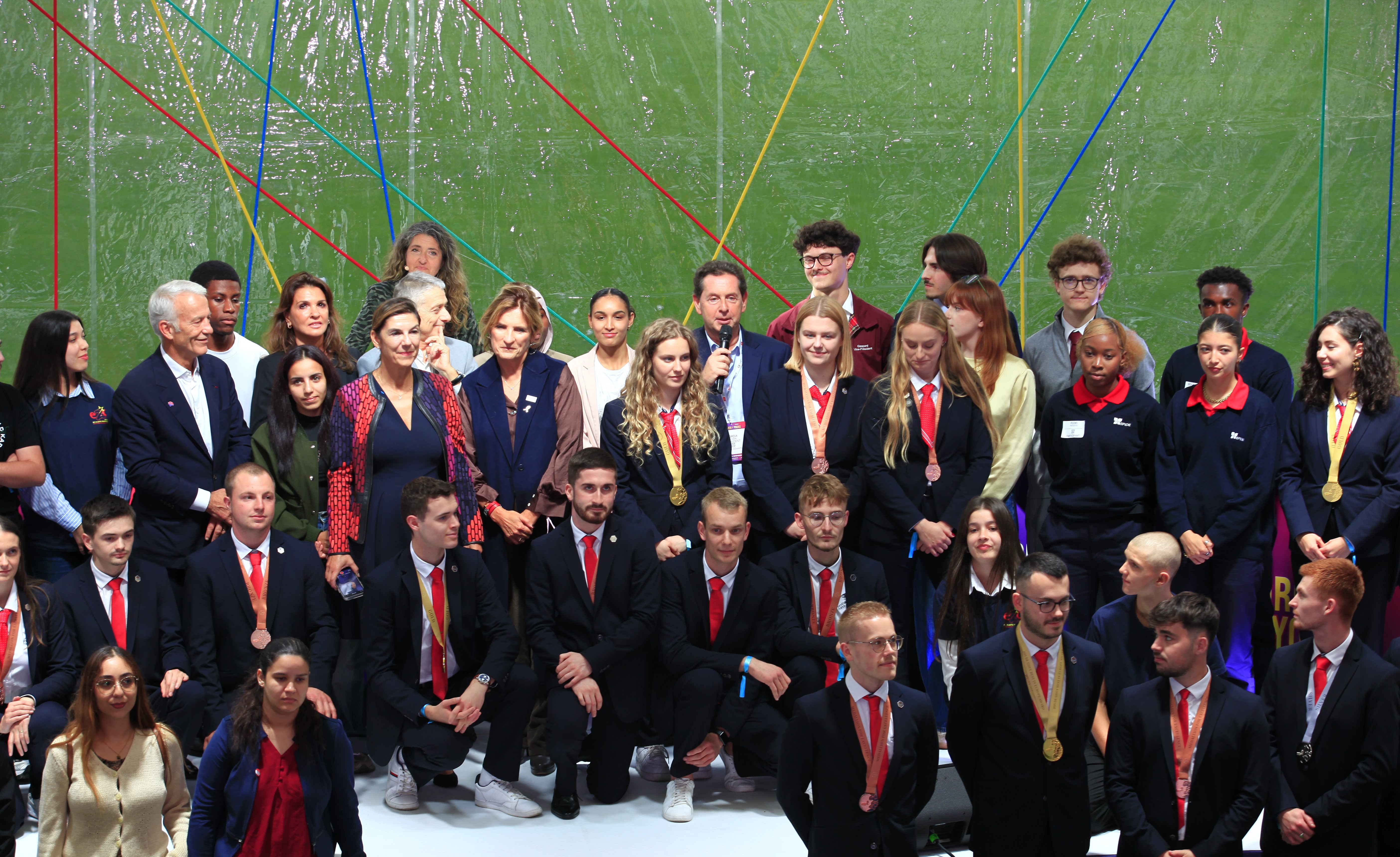 Pour le final du Forum 2025, les jeunes participants aux World Skills (qui se tenaient le lendemain dans le site voisin du Parc Chanot) sont venus rejoindre Patrick Martin et Philippe Korcia sur la grande scène devant la pelouse du Stade Vélodrome. (photo Thierry Vaudé)