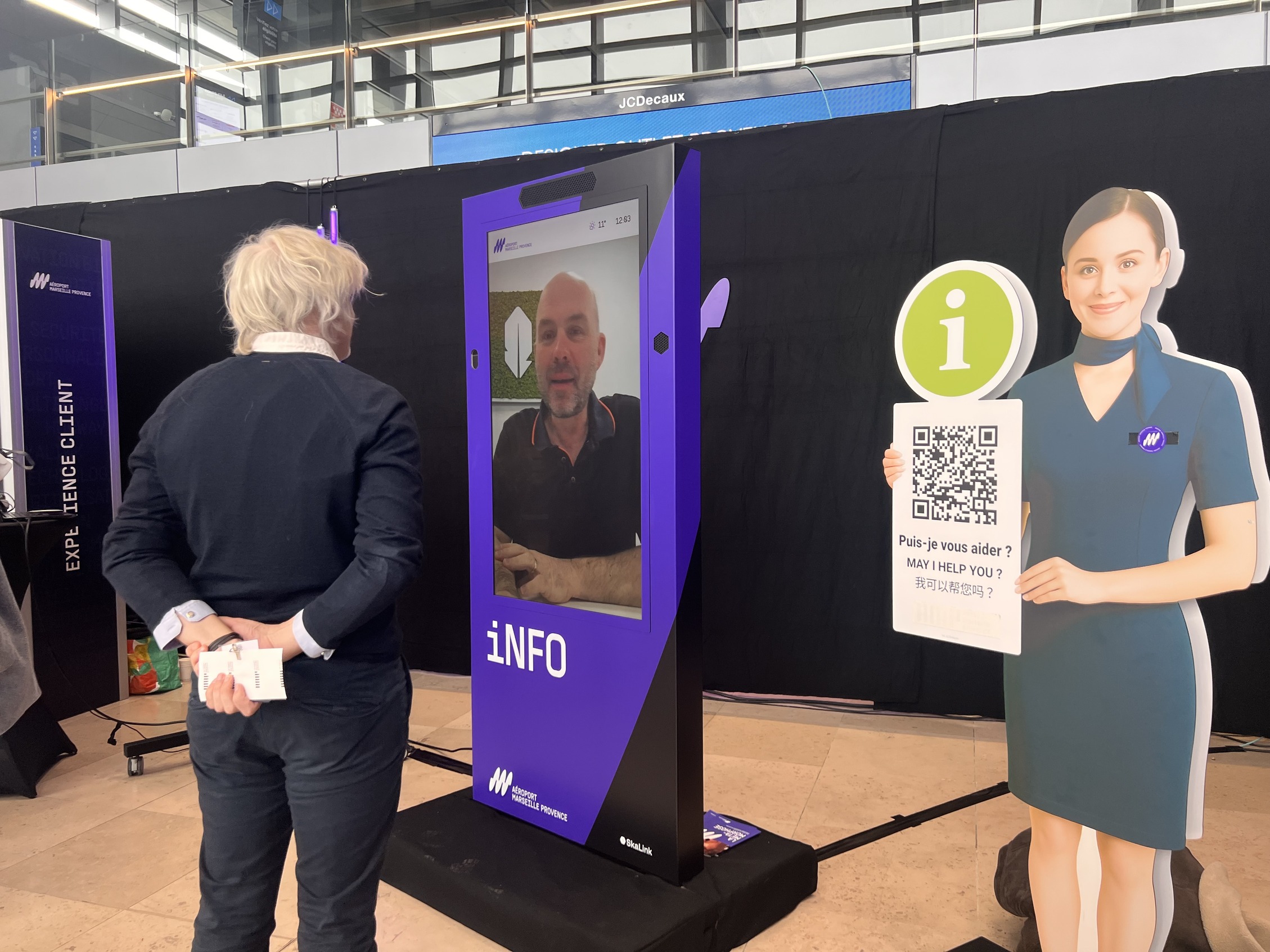 Une borne de visio-assistance disponible 24h/24 et une assistante vocale multilingue. © NBC