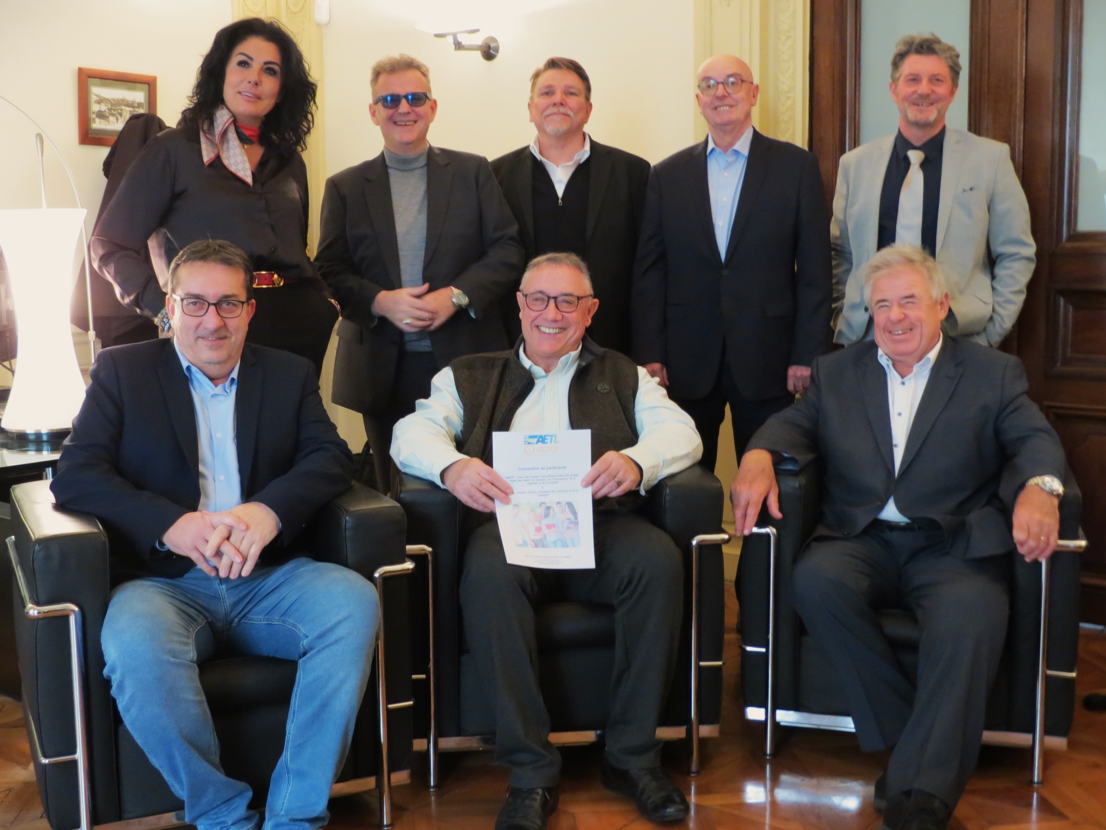 Assis, les trois présidents des caisses de congés payés de Lyon (L.Guillarme), Marseille (J-Y.Astouin) et Paris (J-L Duhamel), entourés de leurs directeurs et du président de l’AETL, Olivier Weitig (2ème en partant de la droite). (Photo JC Barla)