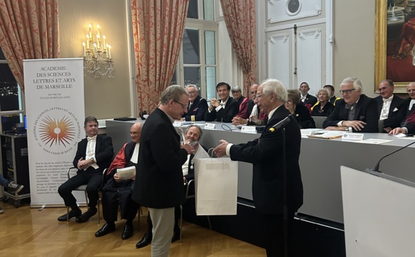 Bernard Tramier (à droite) remet le prix Henri Fabre à Pascal Malesinski © Fabienne Berthet