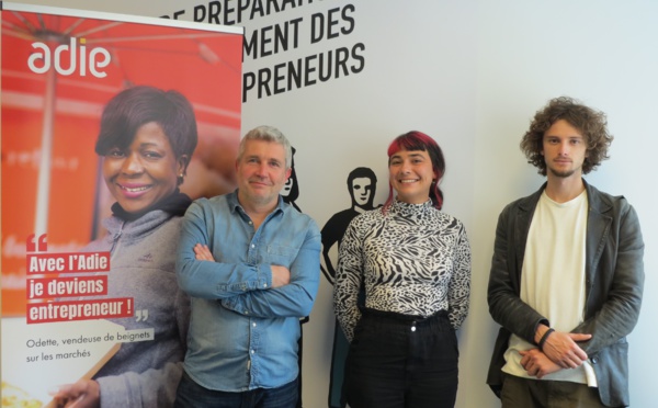 Sébastien Chaze (ADIE) et deux jeunes entrepreneurs motivés pour réussir, Léa Simon (Bazarkitschn) et Romain Gallet (Peyresc Studio). (photo JC Barla)