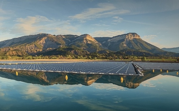 Sur la commune de Lazer, dans les Hautes-Alpes, EDF a installé 20 MW de panneaux photovoltaïques flottants ce qui permet de combiner production hydraulique et solaire. © R. Flament