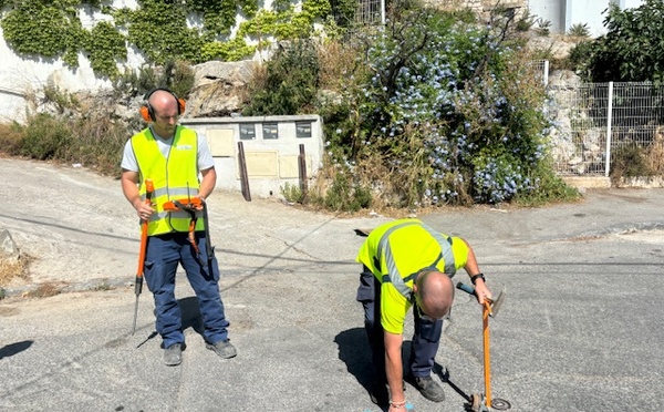 Deux techniciens de la SEM, à la recherche d'une potentielle fuite après un signalement © FB