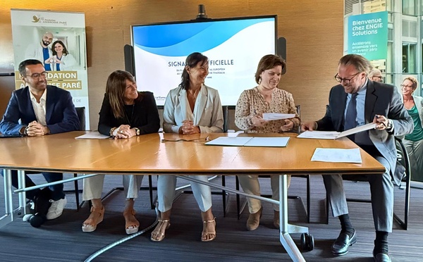 Les dirigeants de l'Hôpital Européen et d'Engie Solutions ont paraphé le contrat de raccordement à Thassalia en présence de Michèle Rubirola et Laure-Agnès Caradec © Engie Solutions