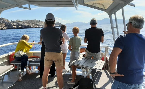 La dispersion des cendres en mer : un marché discret mais bien présent à Marseille